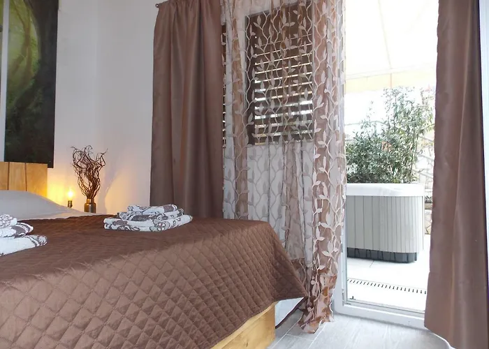 Apartman With Private Garden, Hot Tub, Wifi, Sat Tv, Klima, Near Njivice