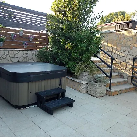 Apartment With Private Garden, Hot Tub, Wifi, Sat Tv, Klima, Near
