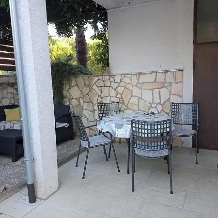 Apartment With Private Garden, Hot Tub, Wifi, Sat Tv, Klima, Near