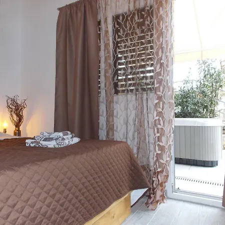 Apartment With Private Garden, Hot Tub, Wifi, Sat Tv, Klima, Near Njivice