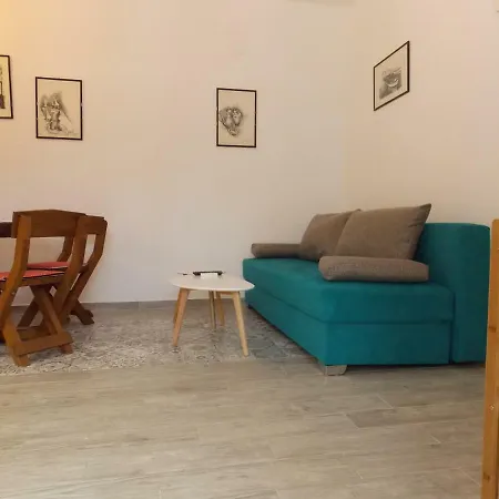 Apartment With Private Garden, Hot Tub, Wifi, Sat Tv, Klima, Near