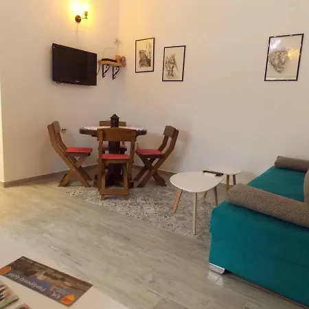 With Private Garden, Hot Tub, Wifi, Sat Tv, Klima, Near نجيفيش