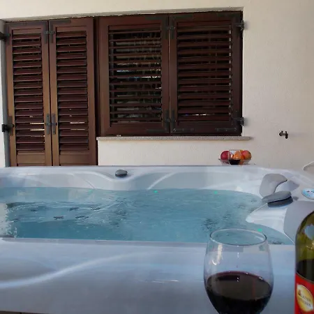 Apartment With Private Garden, Hot Tub, Wifi, Sat Tv, Klima, Near *