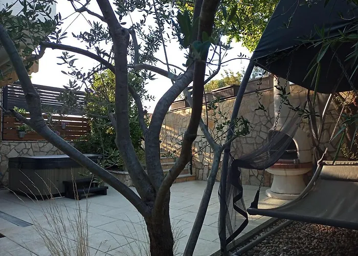With Private Garden, Hot Tub, Wifi, Sat Tv, Klima, Near *