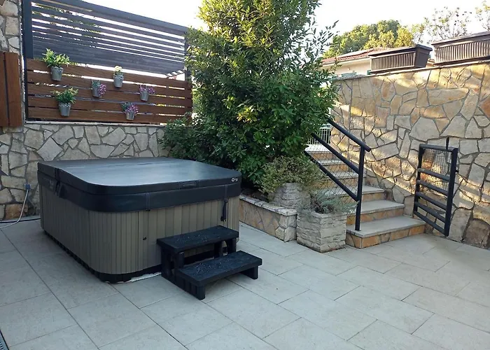Apartmán With Private Garden, Hot Tub, Wifi, Sat Tv, Klima, Near