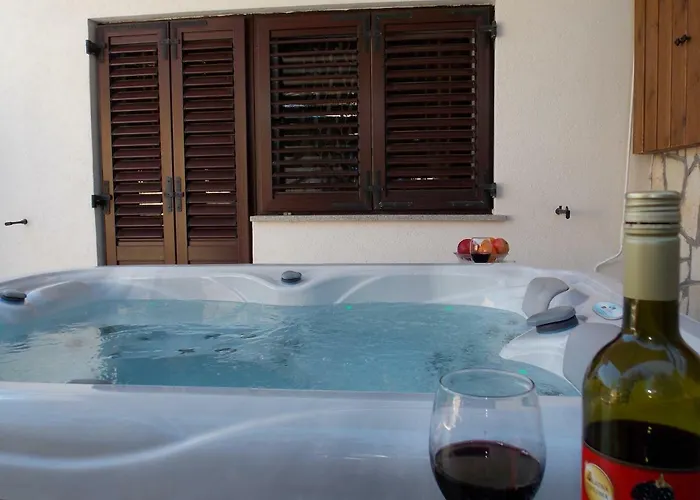 Apartmán With Private Garden, Hot Tub, Wifi, Sat Tv, Klima, Near *